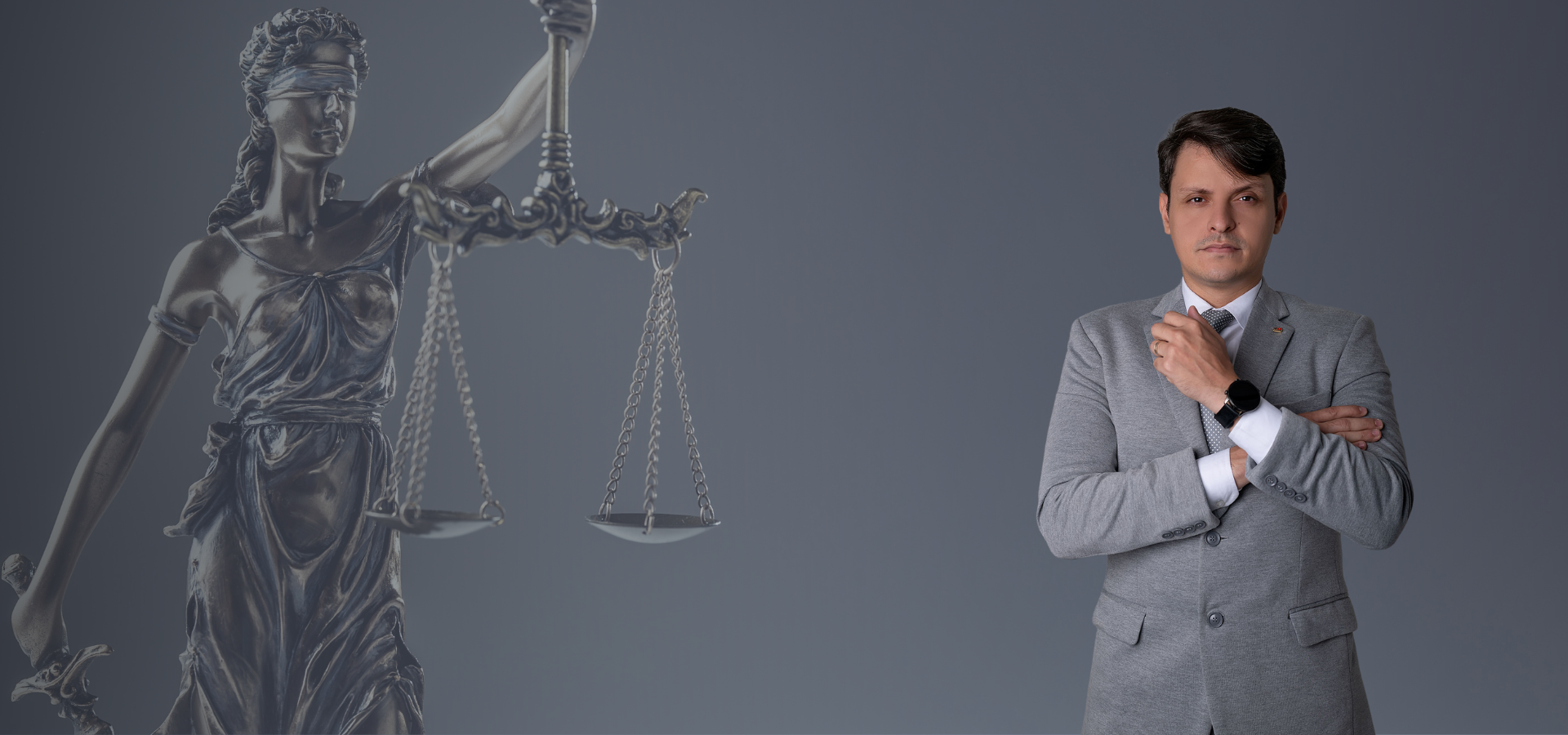 Dr. Rodrigo Costa ao lado da Dama da Justiça